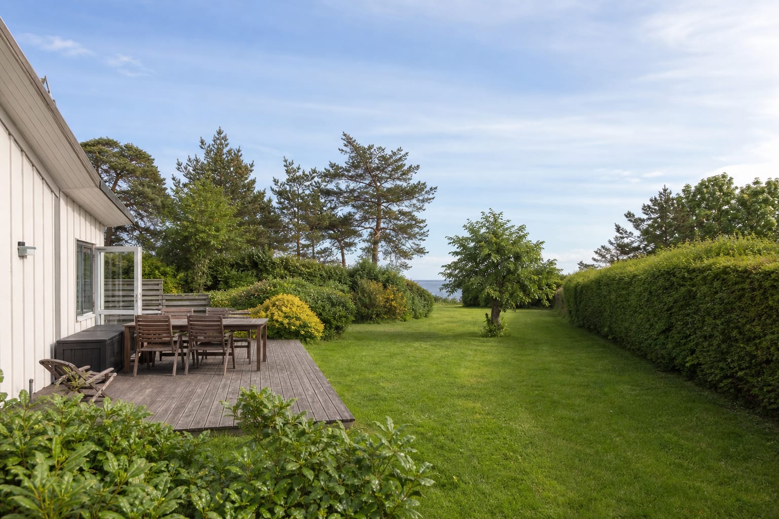Gepflegter Garten eines Ferienobjekts auf Rügen in der Sommersaison