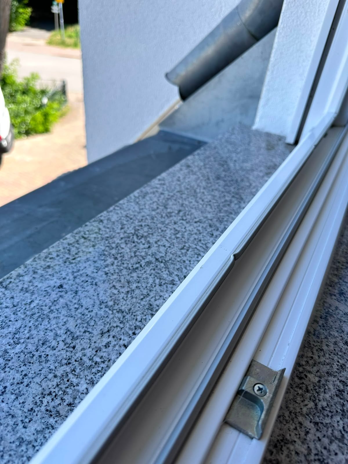 Sauberer Fensterrahmen und Fensterbank nach der Reinigung